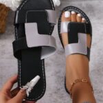 Simple two colored mat design female palm